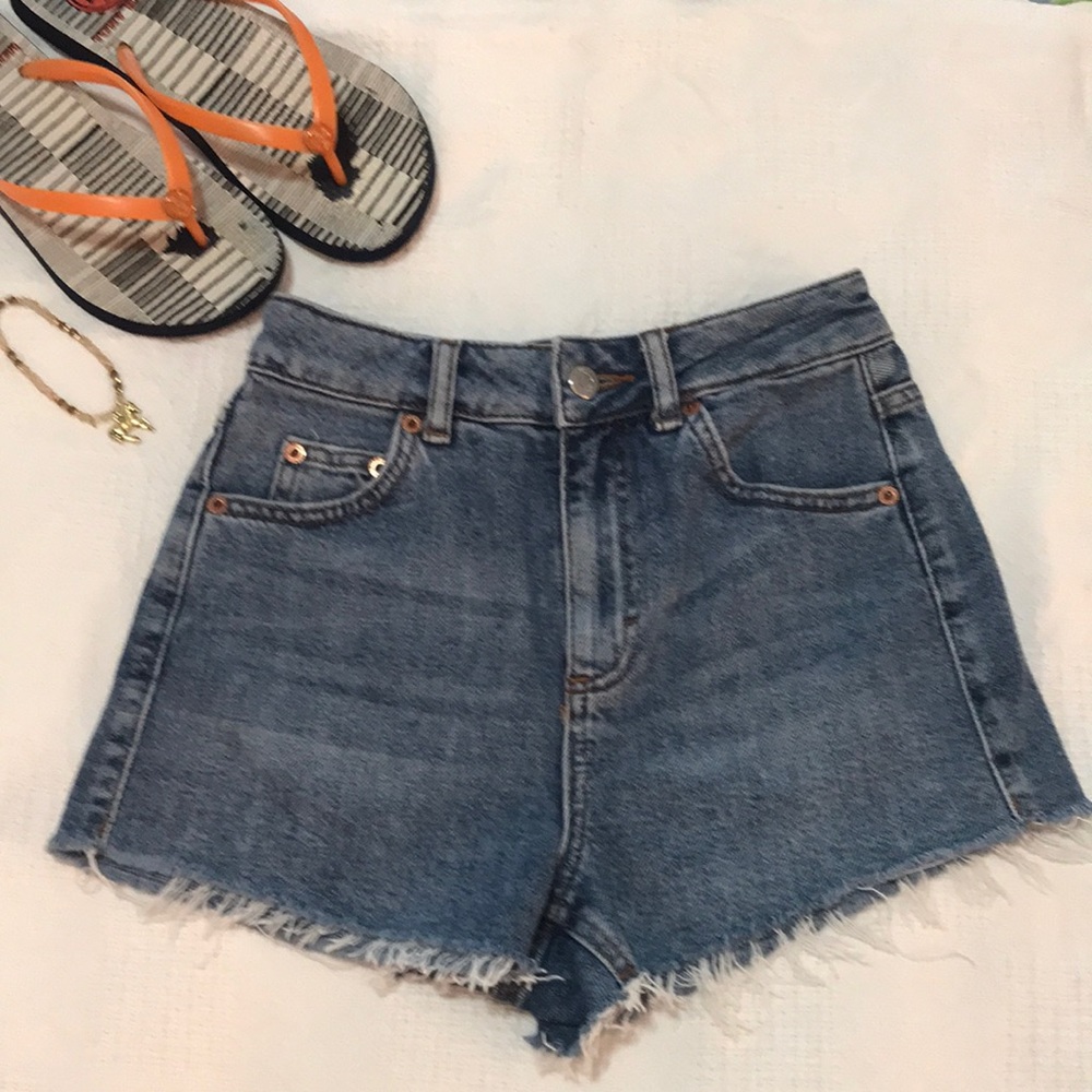 Topshop Mom Jean shorts. Size 0. Petite. Raw hem. Medium wash.